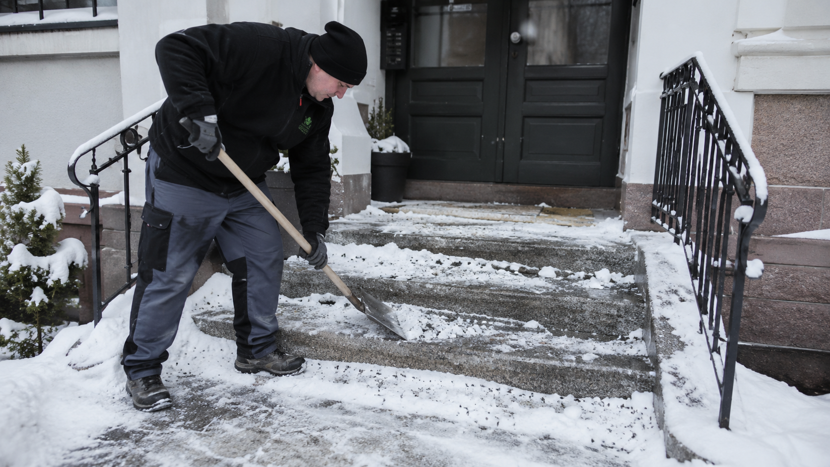 Geräumter Hauseingang und Außentreppe im Winterdienst